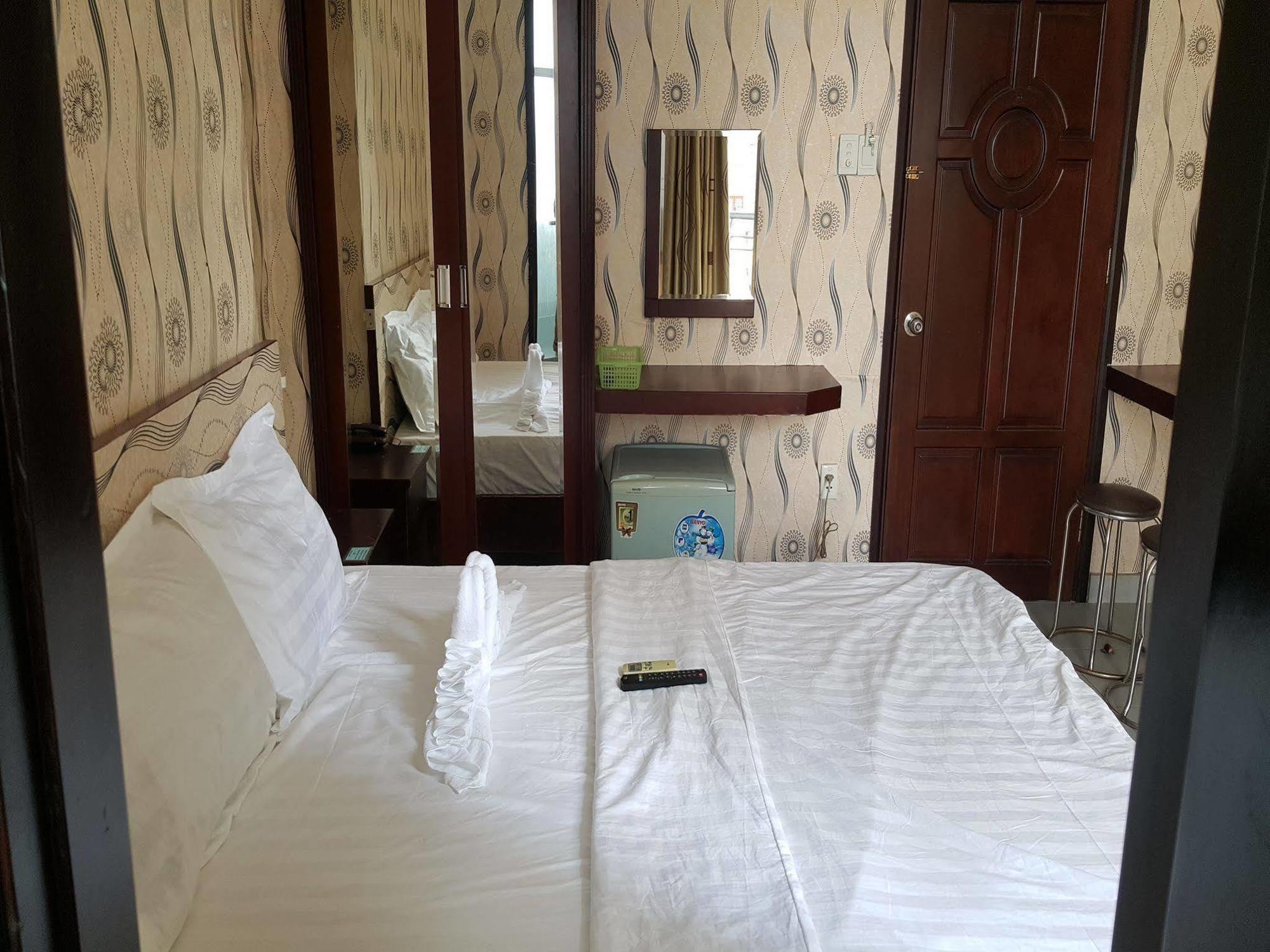 Lucky Hotel Ho Chi Minh-stad Buitenkant foto
