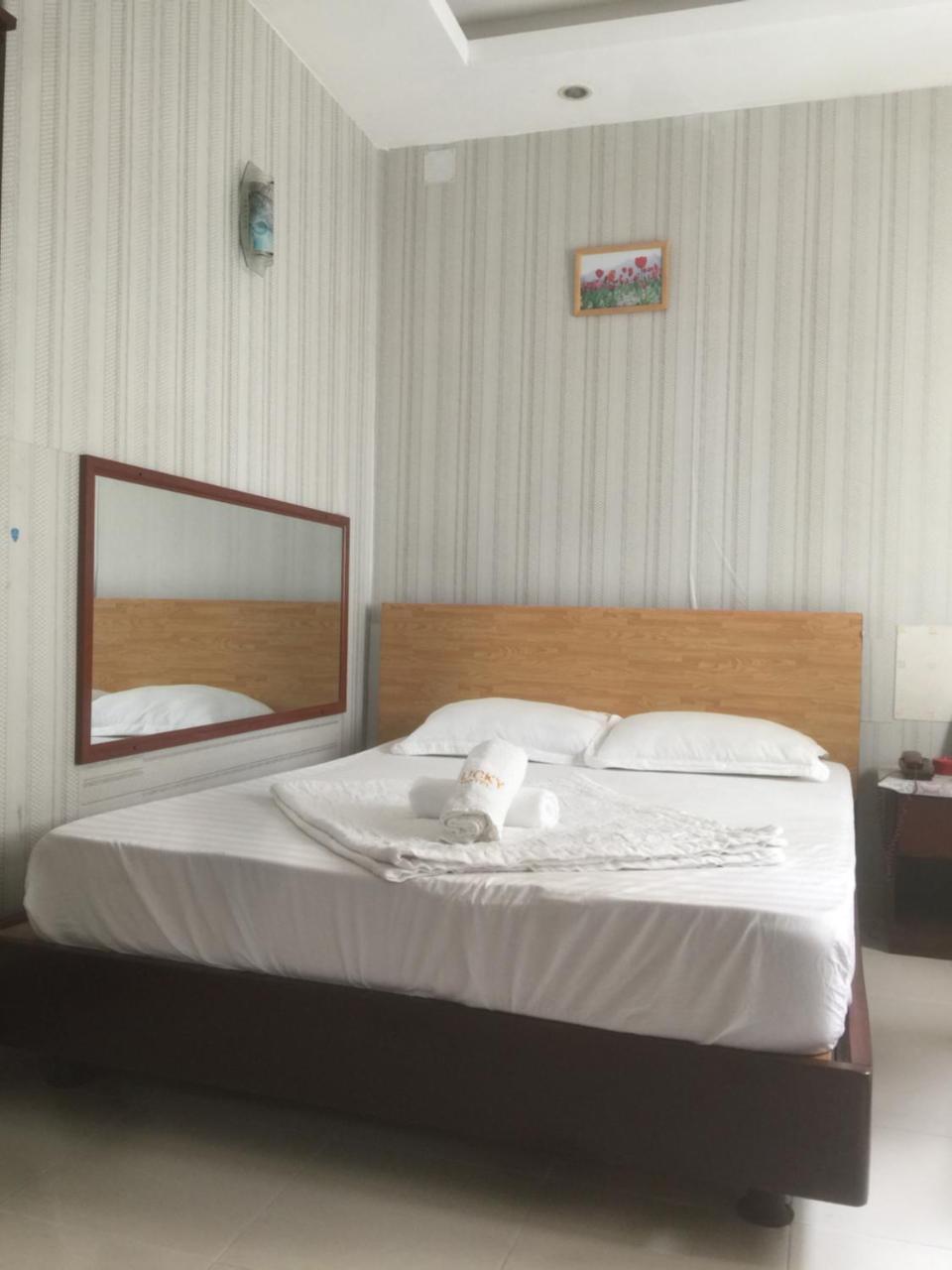 Lucky Hotel Ho Chi Minh-stad Buitenkant foto